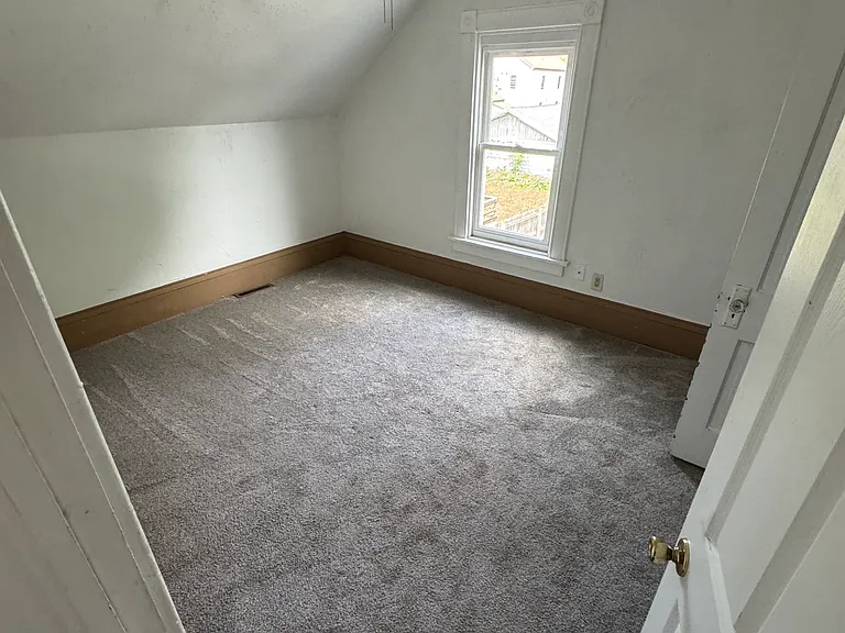 1016 Harney Ave — Photo 5