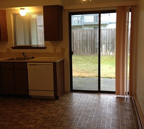 3rd image of 410 NE Izett St APT 106