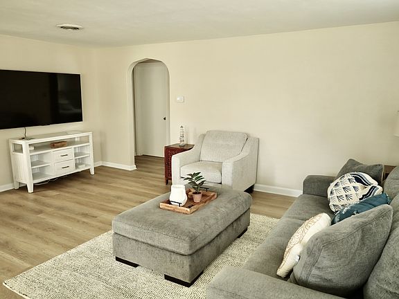 3rd image of 610 Obispo St