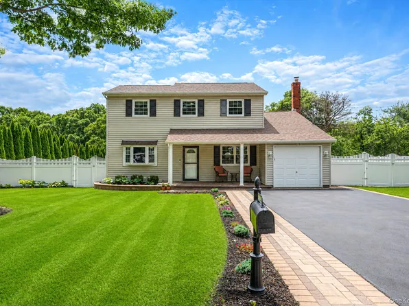 320 Peconic Avenue, Medford, NY 11763