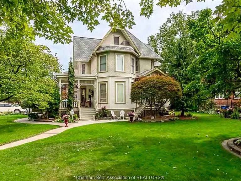 374 King St W — Photo 1