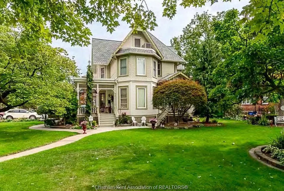 374 King St W