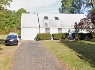 5 Surrey Ln, Amherst, MA 01002