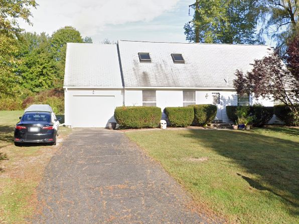 5 Surrey Ln