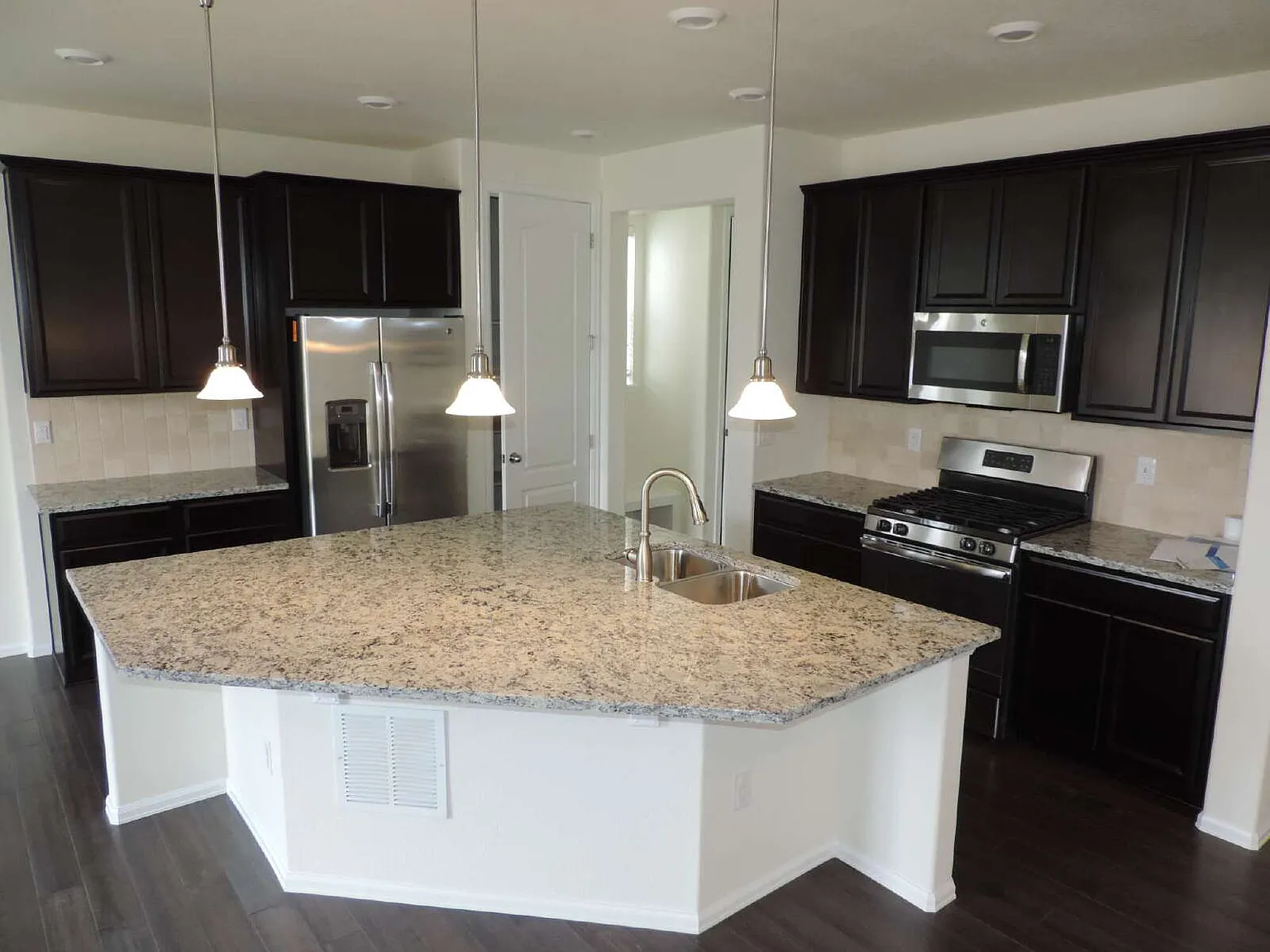 4 bed, 3.5 bath, 2367 sqft, $3,100 — Photo 3