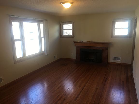 3rd image of 3229 Buchanan St NE