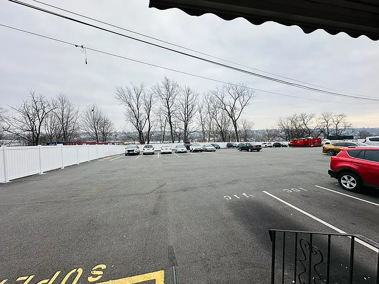 560 Washington Ave #15 — Photo 8
