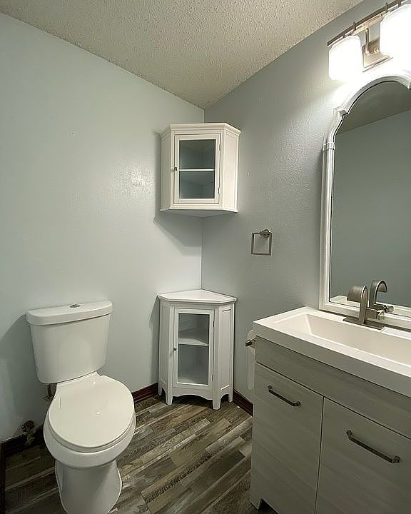 1st image of 4044 Hillcrest Dr