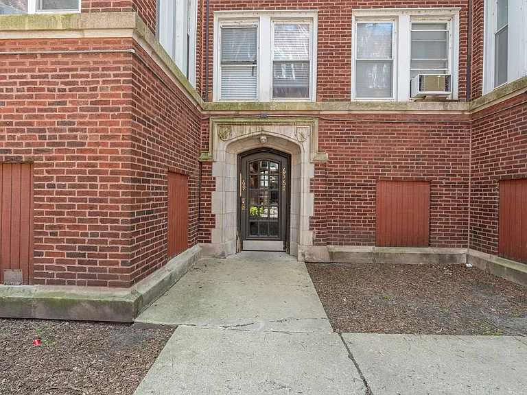 6565 N. Lakewood Renovated Rogers Park Apartments — Photo 6