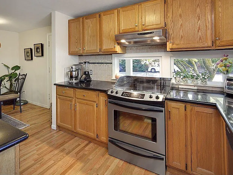 204 111th Ave SE — Photo 3