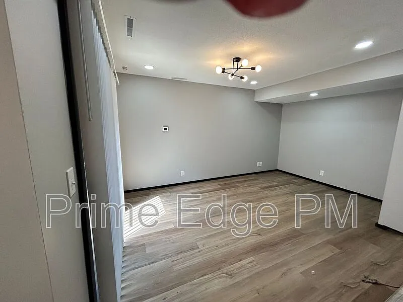 2 bed, 1.0 bath, 900 sqft, $1,300 — Photo 3