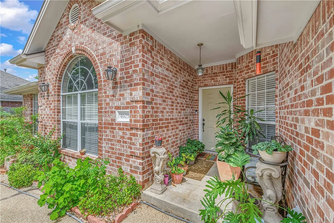 4 bed, 1877 sqft, $3,000 — Photo 3
