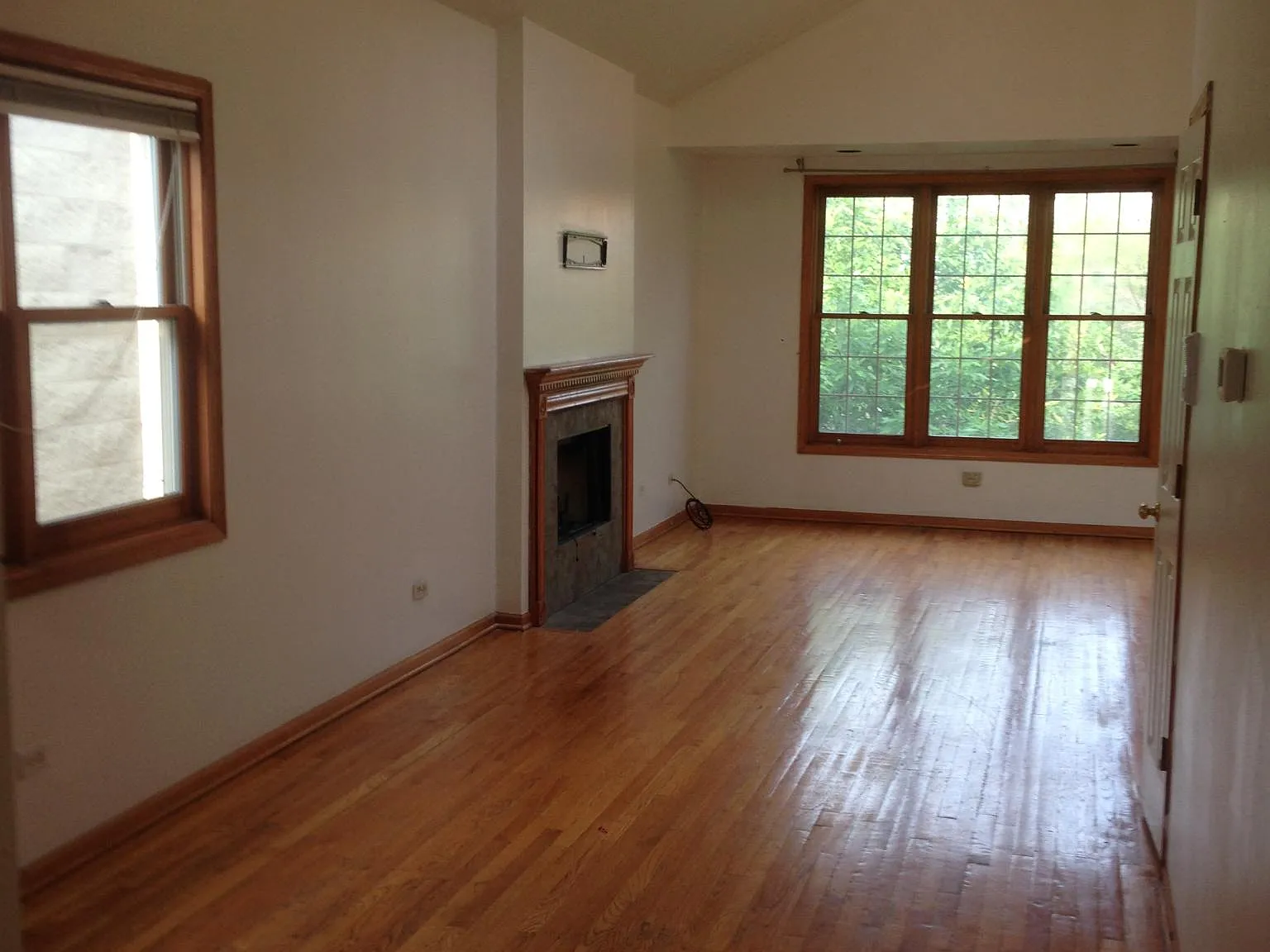 3 bed, 1400 sqft, $3,300 — Photo 3