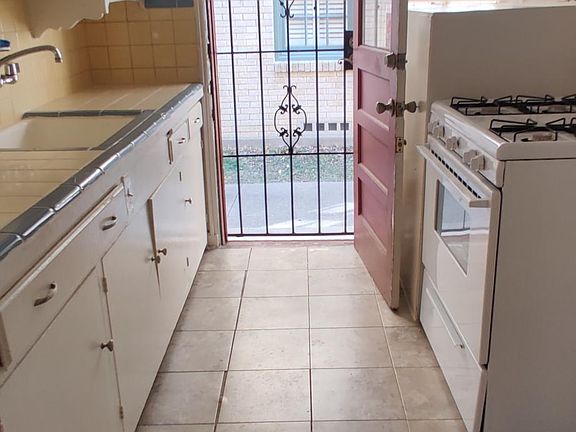 Side entry door to kitchen