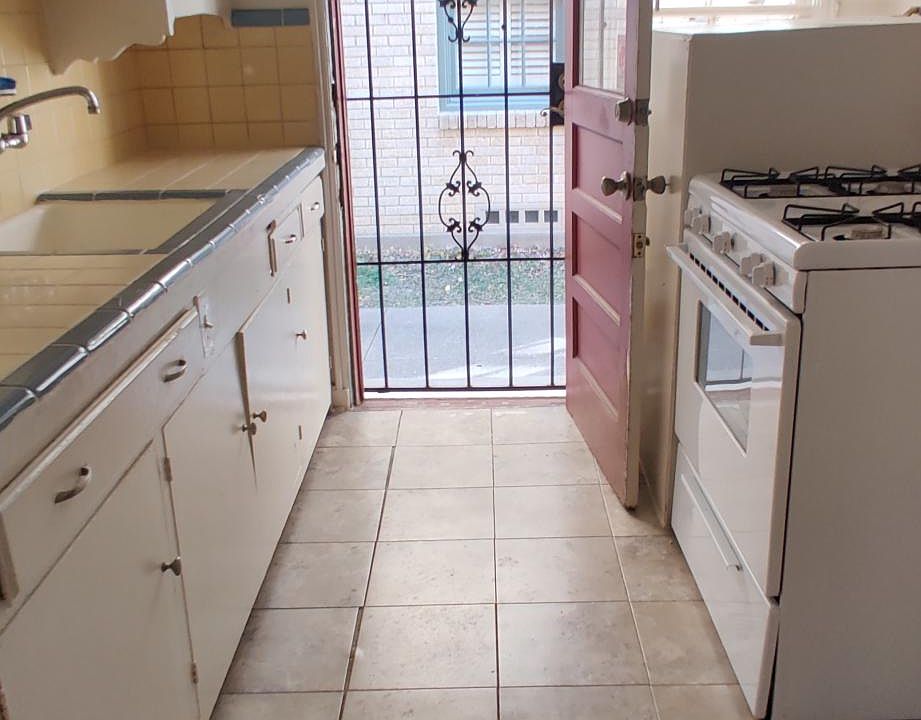 Side entry door to kitchen