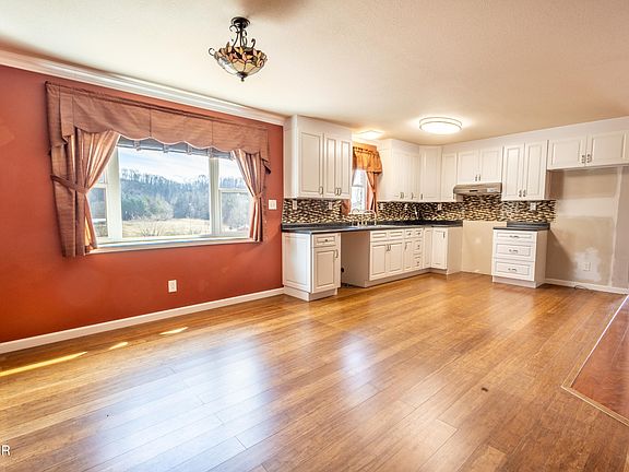 4th image of 1208 Dutch Valley Rd
