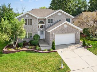 10 Meagan Ln, Lemont, IL 60439
