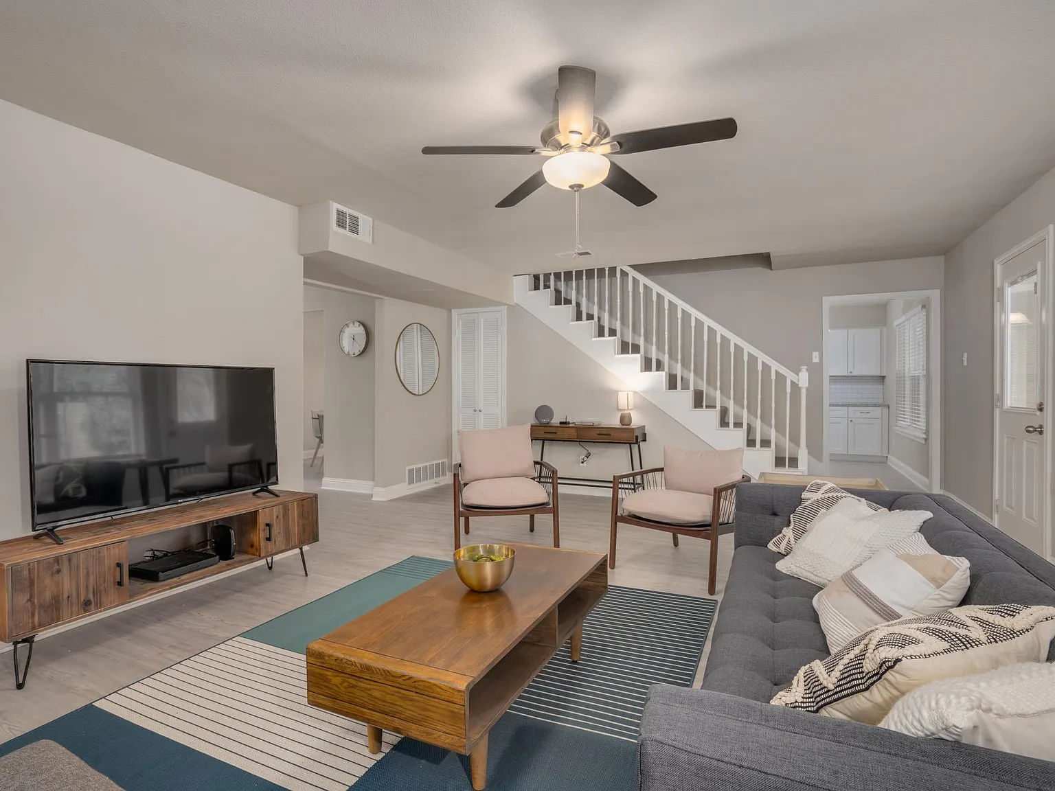 5 bed, 2.5 bath, 2920 sqft, $8,250 — Photo 3