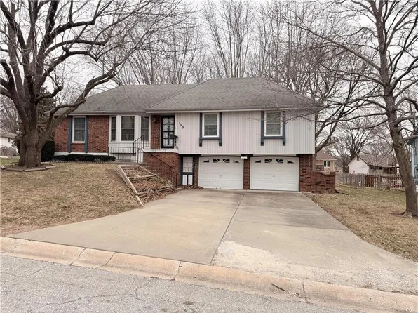 105 N Landcaster Dr, Raymore, MO 64083