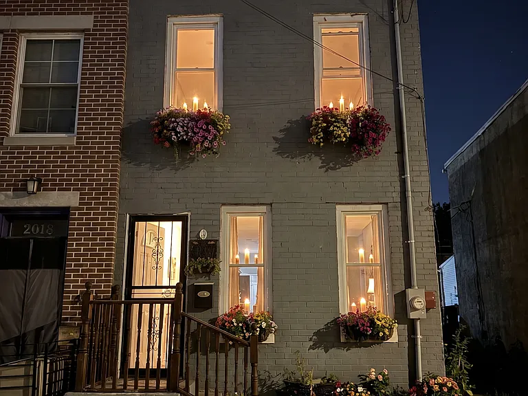 2020 N Darien St — Photo 2