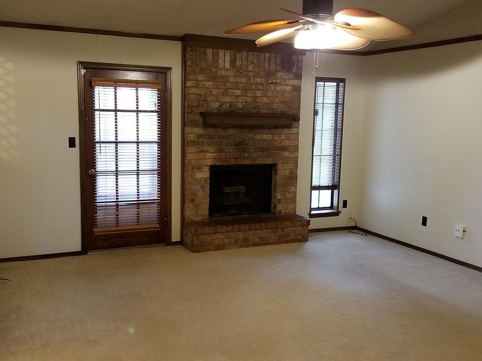 Living Room 20 X 16.