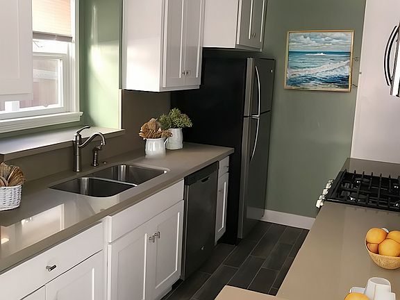 Full Kitchen with stainless appliances - stove, dishwasher, microwave & Fridge