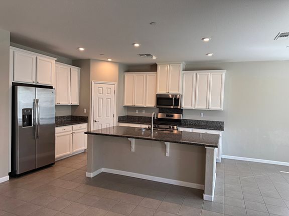 5th image of 3057 Quincy Ave