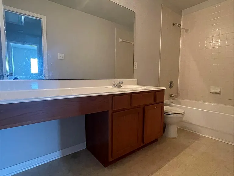 1502 Claremont Garden Cir — Photo 15