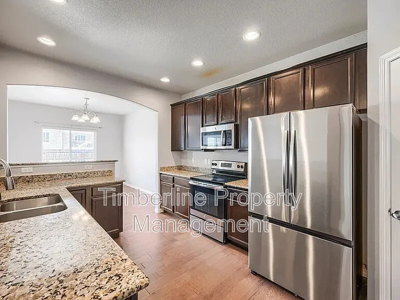 5 bed, 3.0 bath, 3280 sqft, $2,900 — Photo 2