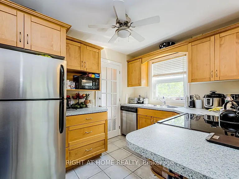 32 Florens Ave — Photo 2