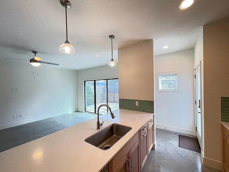 2101 Montopolis Dr #20 — Photo 10