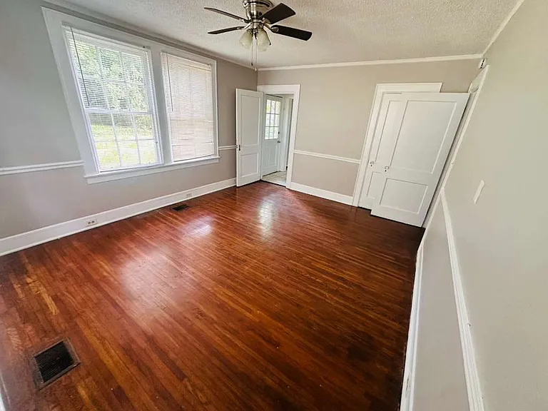 2331 Glendale Ave — Photo 12