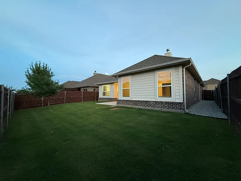 1717 Victoria Dr — Photo 35