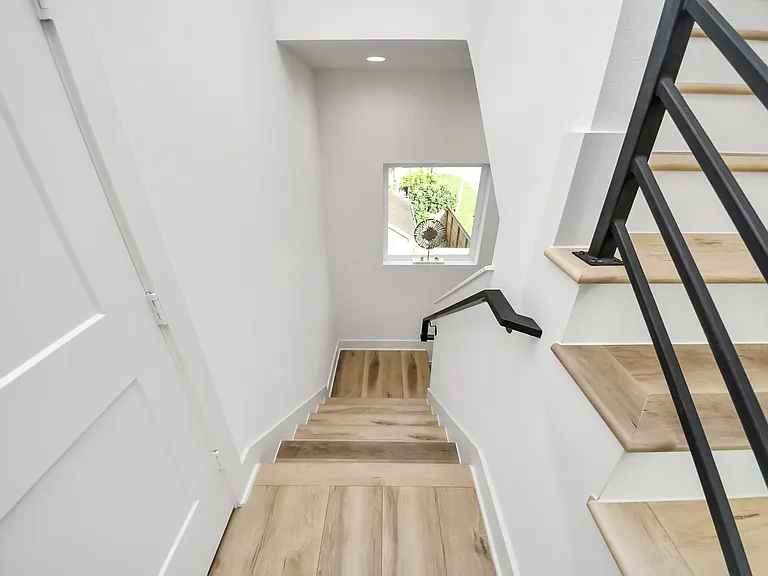 1044 W 17th St — Photo 9