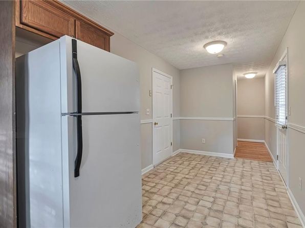 2909 Lake Hollow Rd, Gainesville, GA 30501