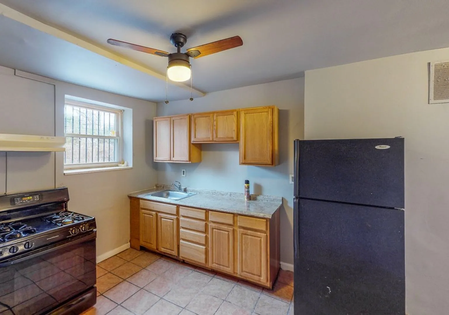 2425 Druid Hill Ave- 2 Bedroom Townhouse — Photo 4