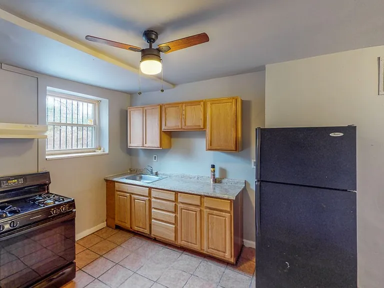 2425 Druid Hill Ave — Photo 4