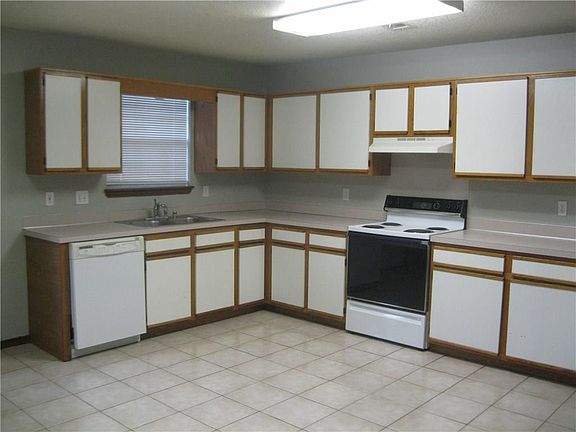 3rd image of 802 E Eastview Dr