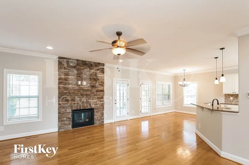 4 bed, 3.0 bath, 2896 sqft, $2,735 — Photo 4