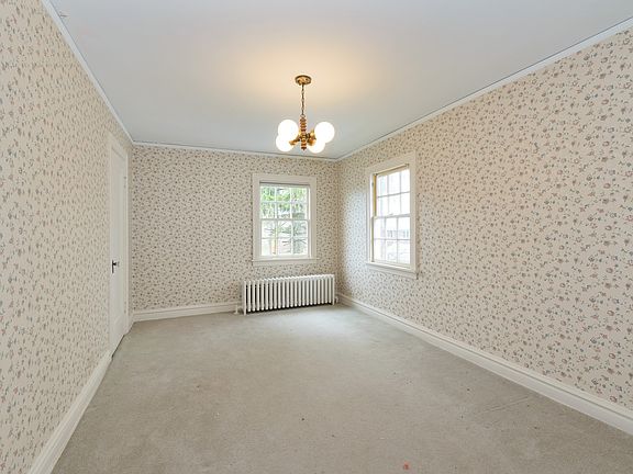 5th image of 581 Pleasant Ave