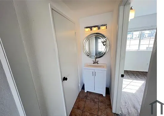 2 bed, 1000 sqft, $2,800 — Photo 3
