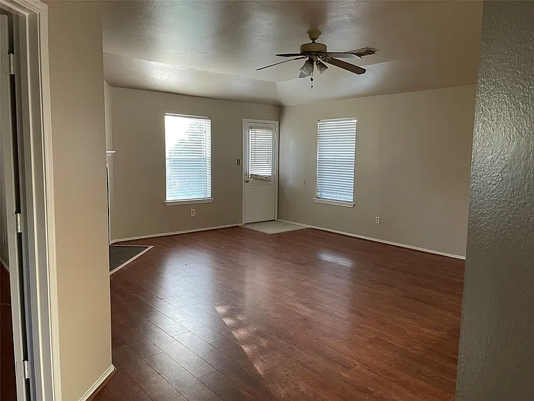 9311 Parkmore Dr — Photo 6