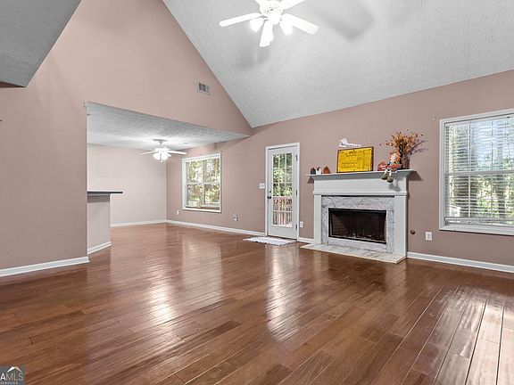 5th image of 2584 Rockwood Way SW