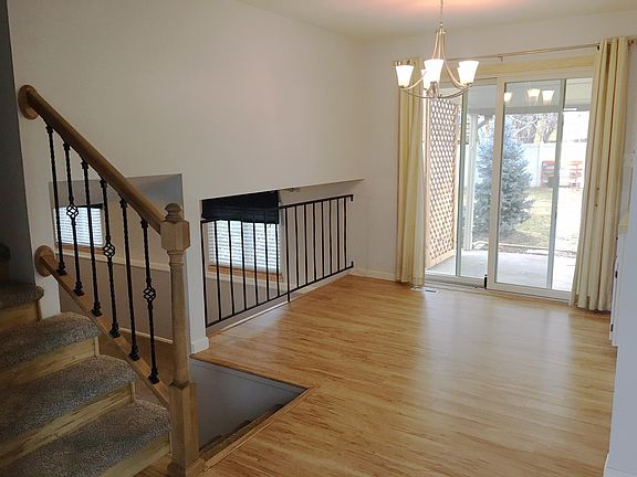 Dining area w/new sliding door and screen