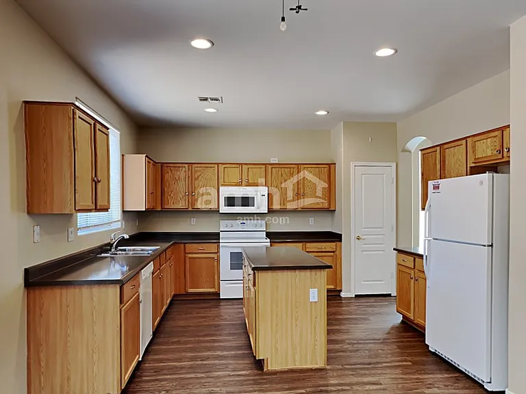 10859 W Locust Ln — Photo 3