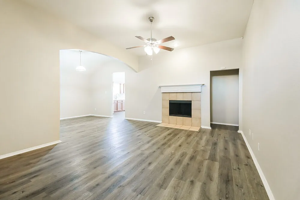 3 bed, 2.0 bath, 1831 sqft, $2,055 — Photo 4