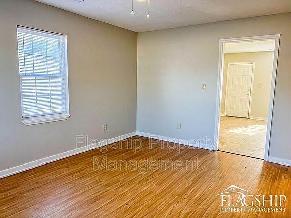 4th image of 210 Connie Cir