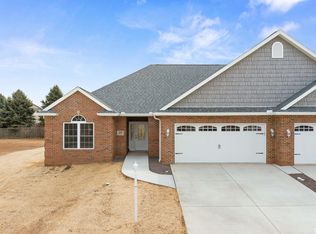 1606 Remington Rd, Pekin, IL 61554