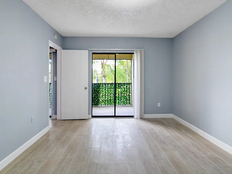 960 N Franklin Ave #960D — Photo 11