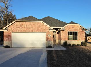 137 Comanche Dr, Lake Kiowa, TX 76240